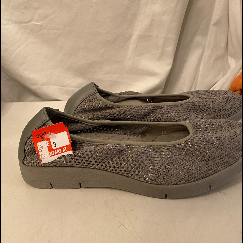 Roebuck &Co gray/ silver lightweight flats 9